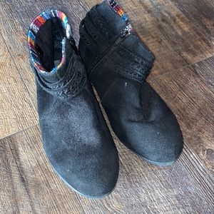 Minnetonka size 7.5 booties